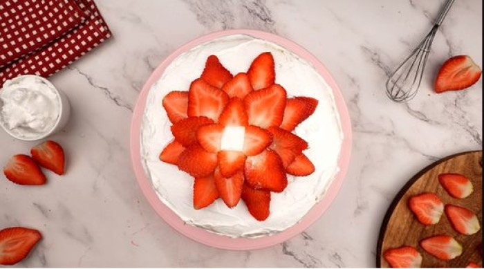 How to decorate a strawberry cake? 