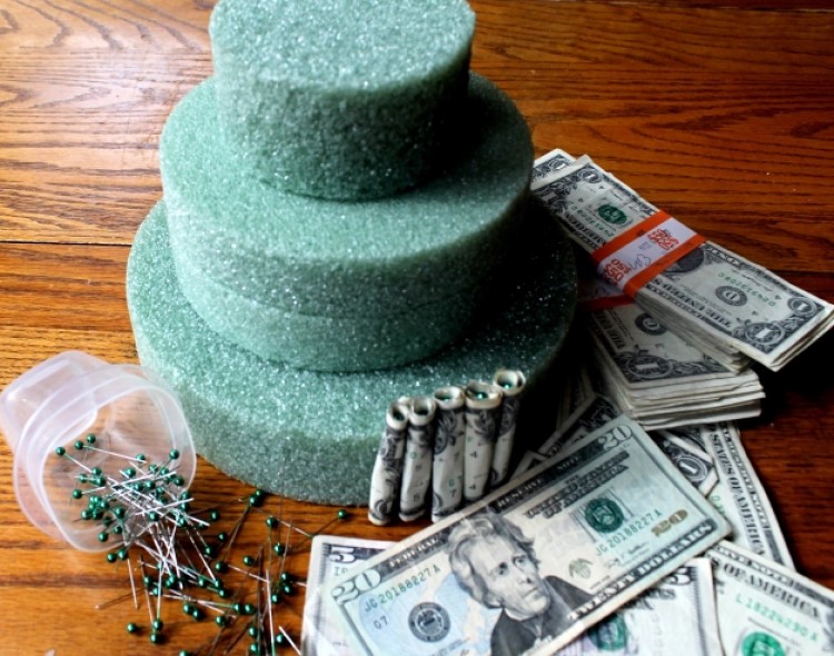 The steps for making a graduation money cake