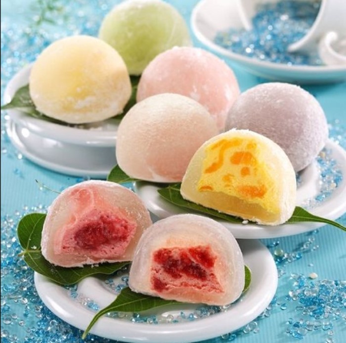 Traditional and modern variations of mochi cake in Japan and abroad
